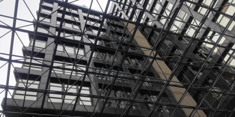 مبنى يضم مكاتب شركات تجارية