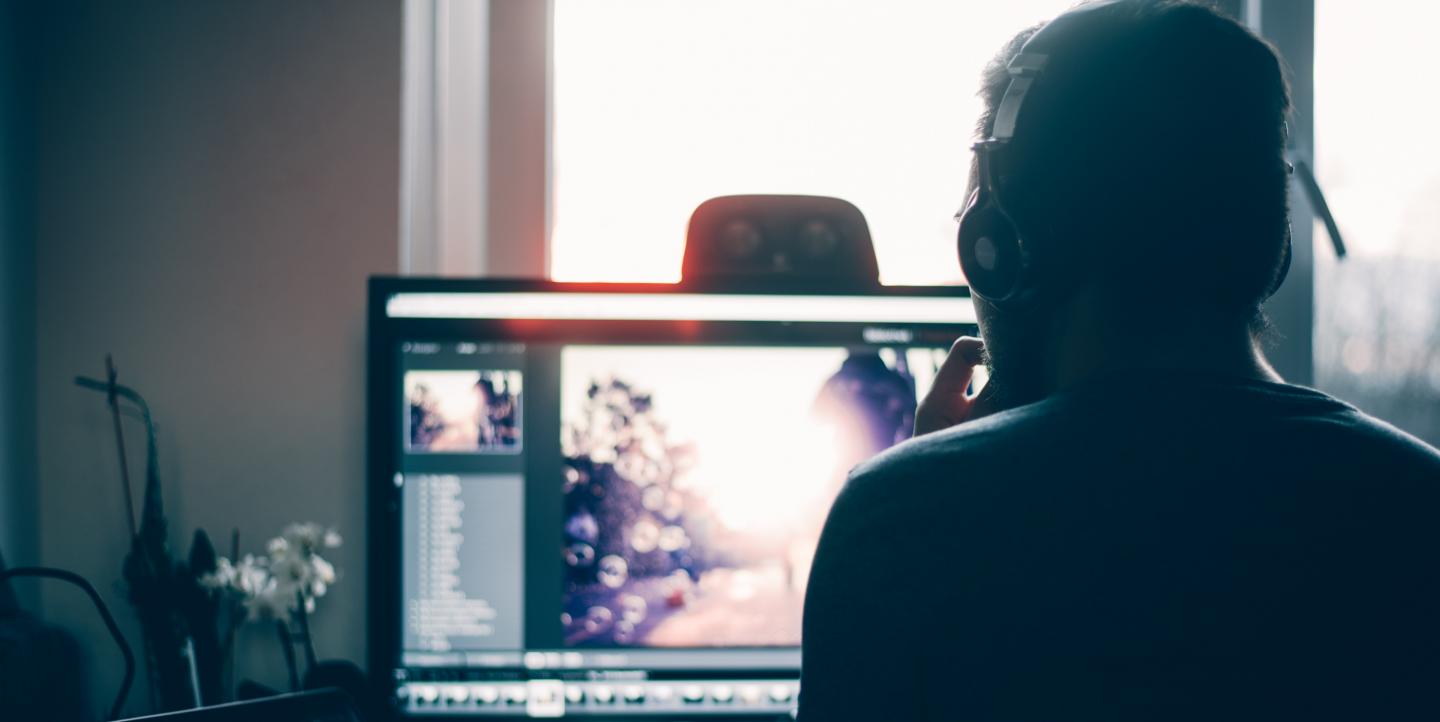 صحفي أمام شاشة الكمبيوتر