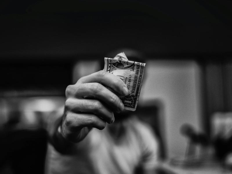 Un homme tient des billets dans sa main