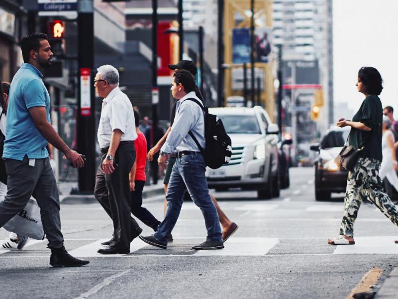 أشخاص مجهولون يمشون في الشارع