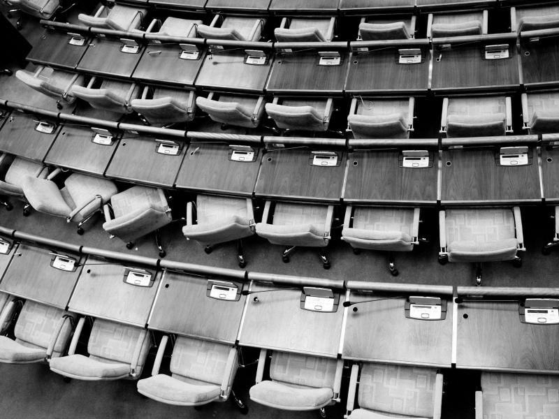 Des sièges vides dans une assemblée