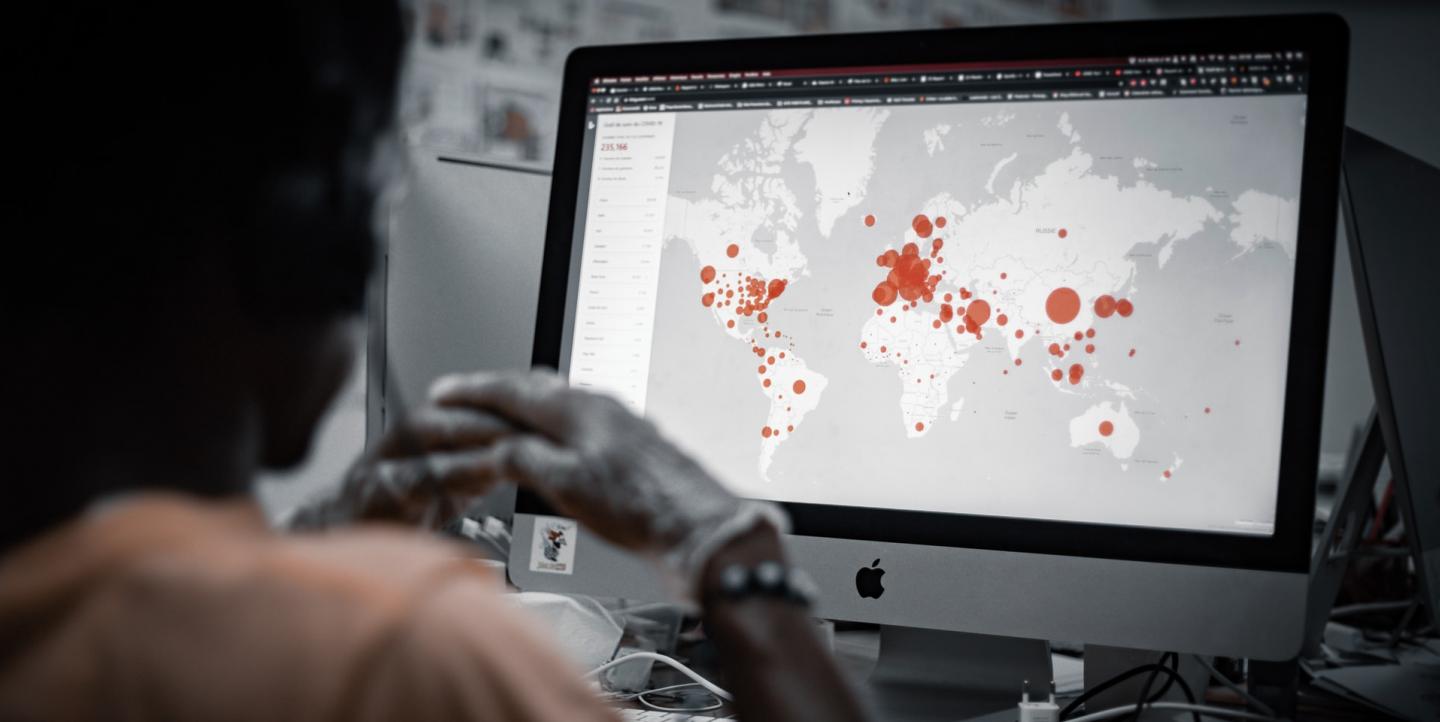 Person looking at a coronavirus map on the computer