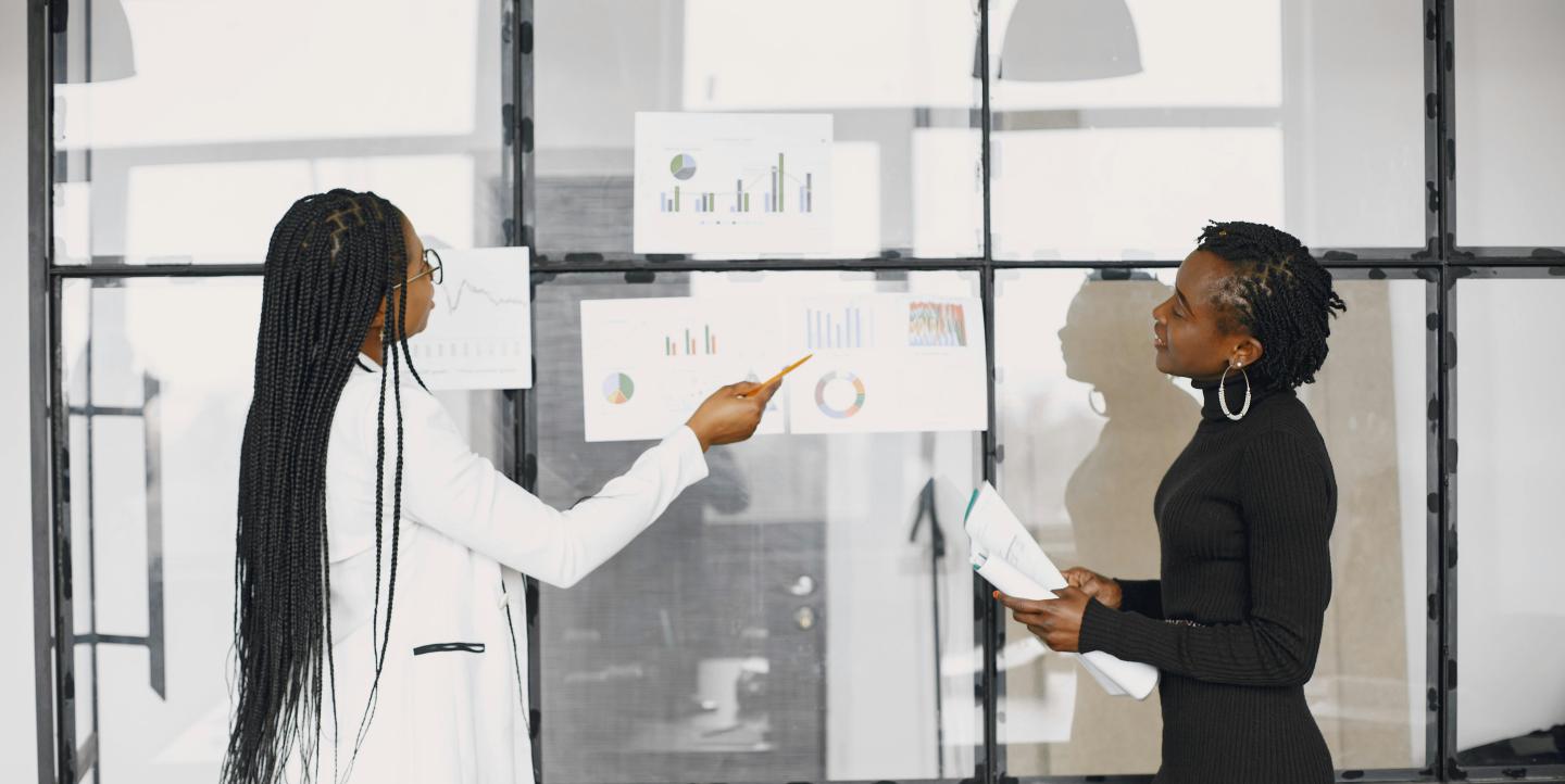 Dos mujeres analizando datos